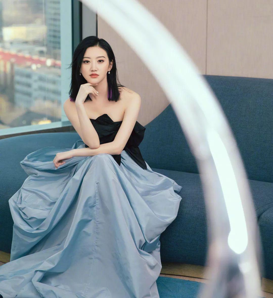 开直播、卖二手货、在线卸妆……明星接地气是吸粉还是掉价？