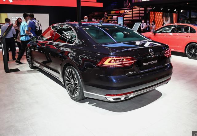 30多万就敢配后排冰箱，有空气悬架与16个音响，大众辉昂你喜欢吗