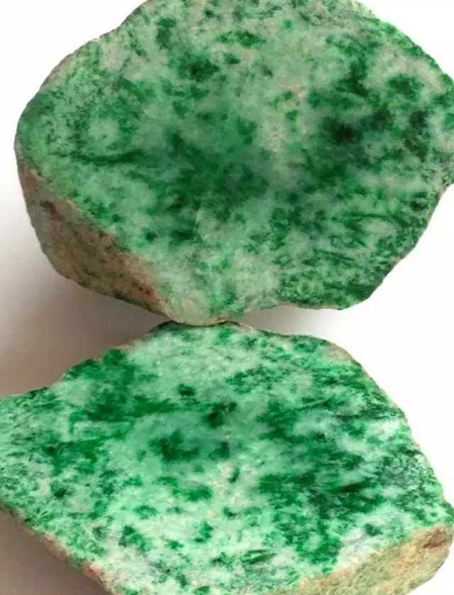 翡翠宝石怎样来鉴定,鉴定翡翠真假的方法