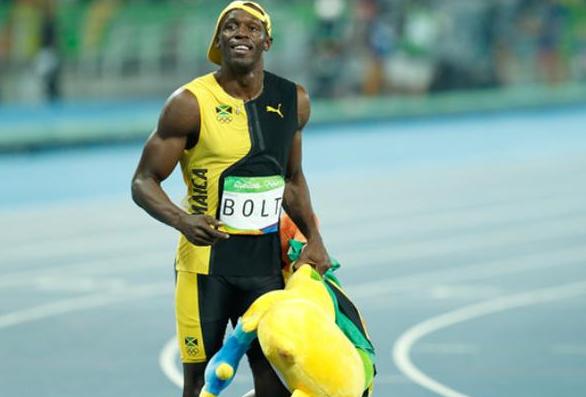 博尔特现在在踢足球还是打篮球,博尔特为什么巅峰期退役