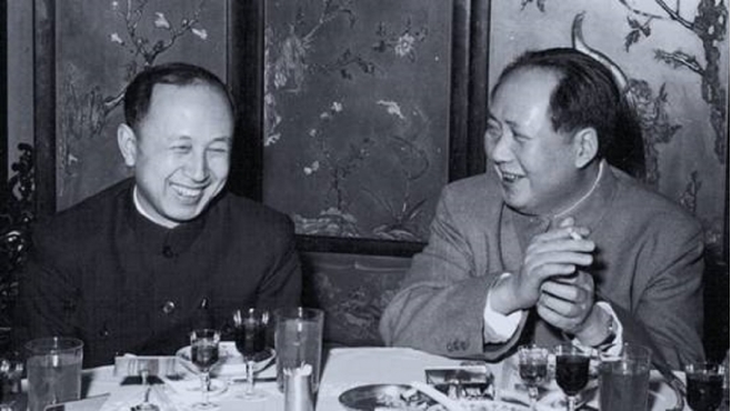 毛*东泽**接待朋友时，发现兜里只剩一根烟，随手一个动作尽显智慧