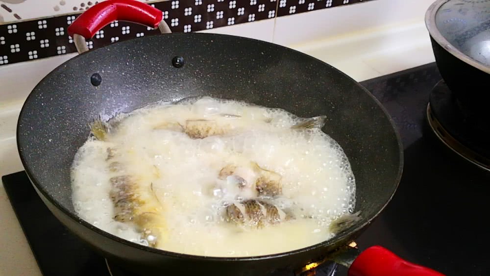 炖鱼去腥只需三种调料,炖鱼去腥的方法