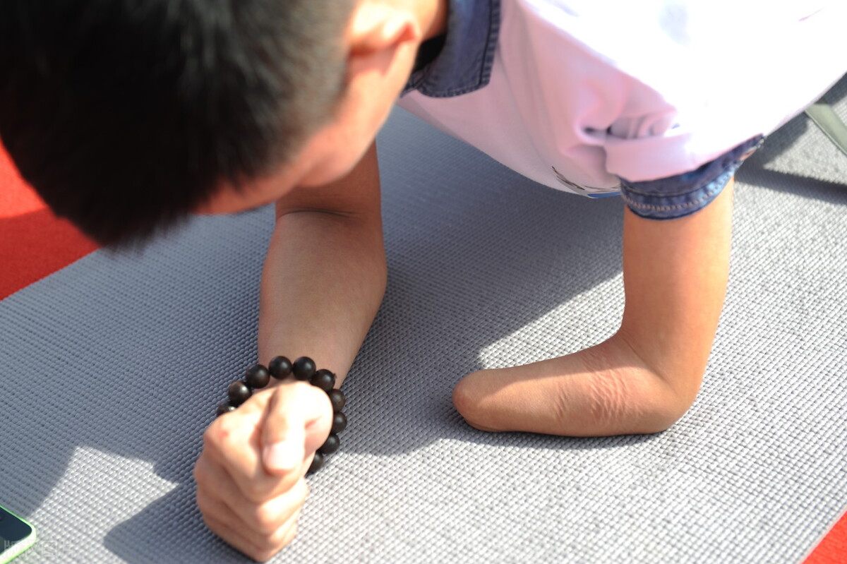 平板支撑每天练几组能练出腹肌,平板支撑能锻炼到哪些肌肉