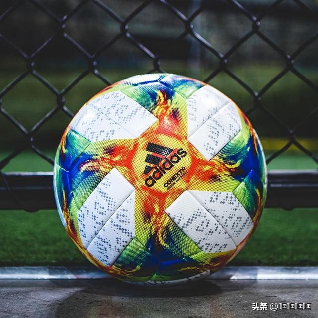 阿迪达斯足球淘汰赛专用高端版,阿迪达斯2020欧洲杯用球黑色款