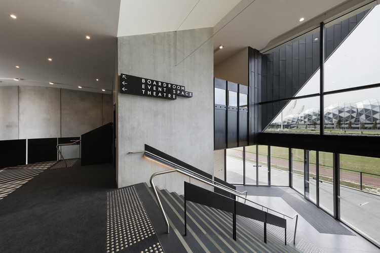 婢冲ぇ鍒╀簹glasshouse,婢冲ぇ鍒╀簹绀惧尯涓績