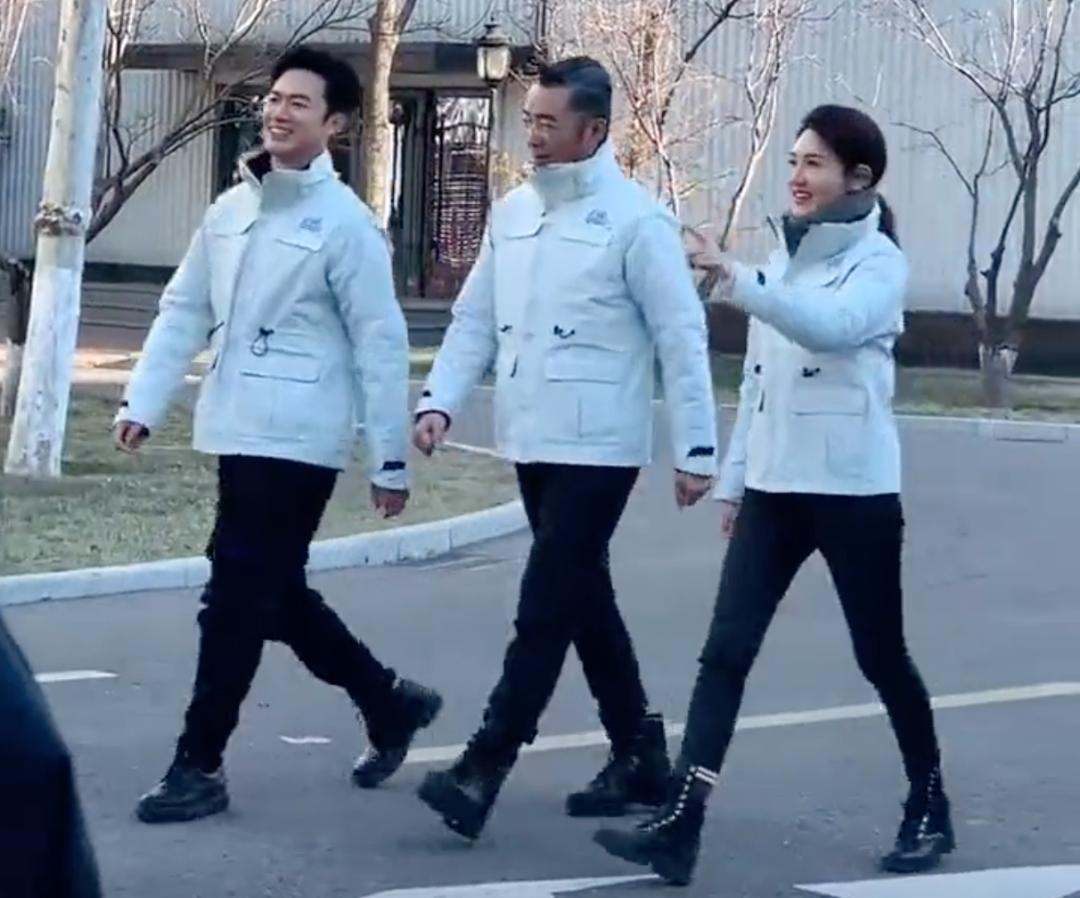 央视一哥是康辉还是任鲁豫,任鲁豫康辉走方阵视频