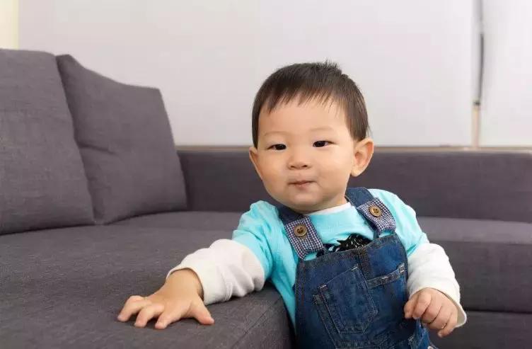 宝宝刚学会走路都是罗圈腿吗,宝宝的脚变成了罗圈腿