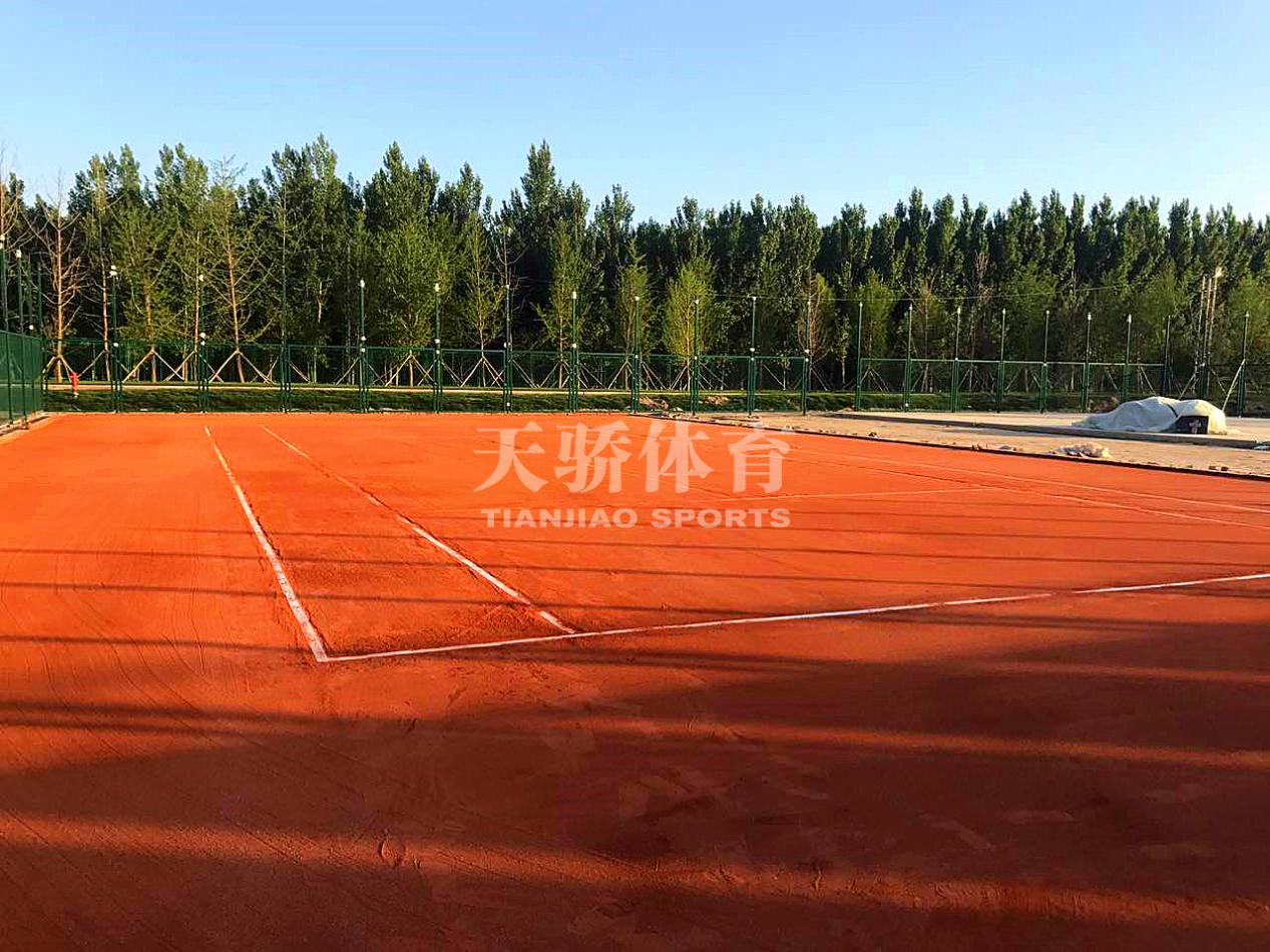 天骄羽毛球场,天骄体育网球场红土