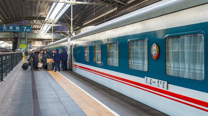 一趟国际列车,靠在北京站,朝鲜乘务员带货忙