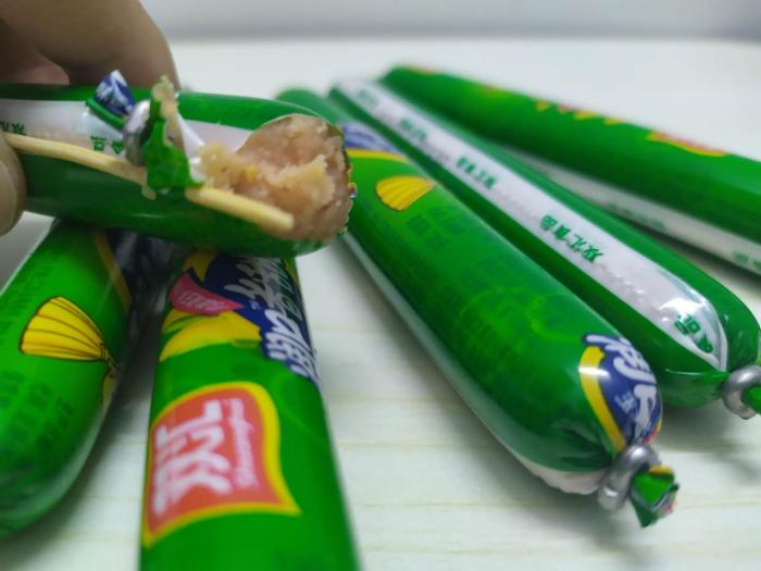 许多人不知道，火腿肠金属环下有个“小机关”，一拉就开，超容易