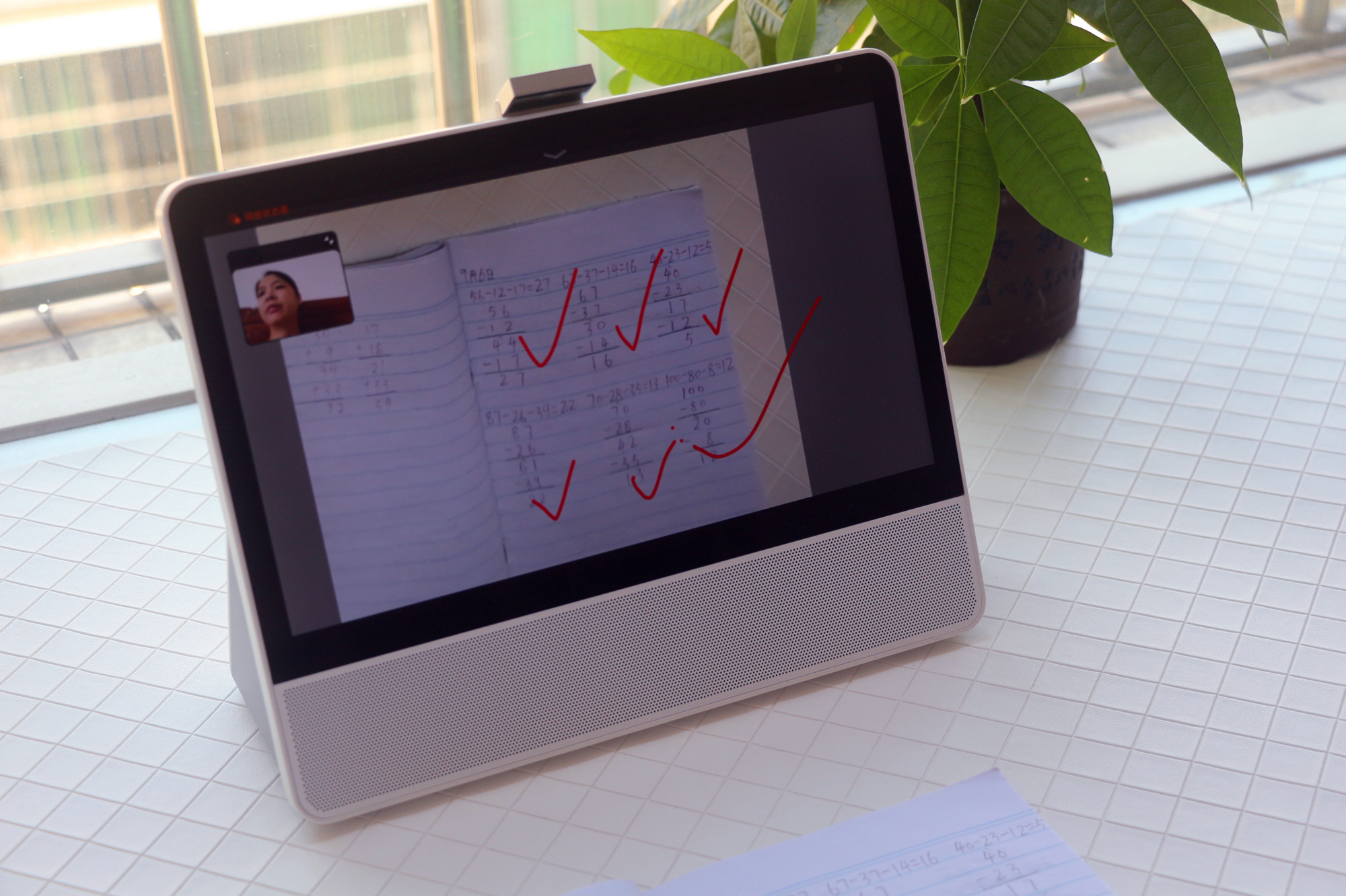 贴心的保驾护航、丰富的儿童教育内容，华为小精灵学习智慧屏体验