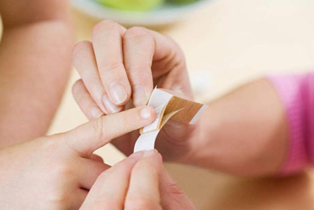 给孩子贴创可贴怎么不容易掉,小孩手受伤贴创可贴好还是不贴好