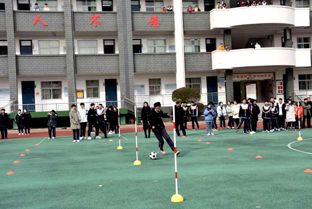 团结协作足球,小学足球绕杆考评