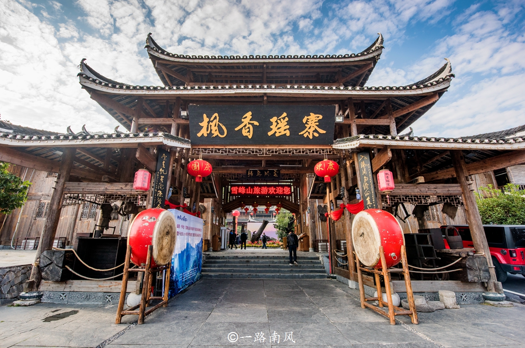 湖南怀化大山深处隐藏一座瑶寨，姑娘美丽热情又大方