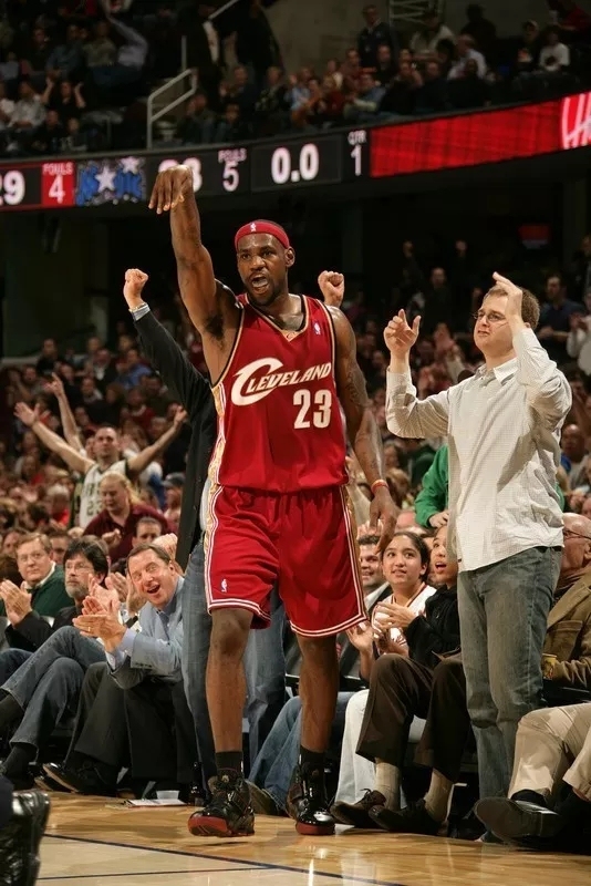 近年复刻的詹姆斯球鞋,詹姆斯的最新的球鞋