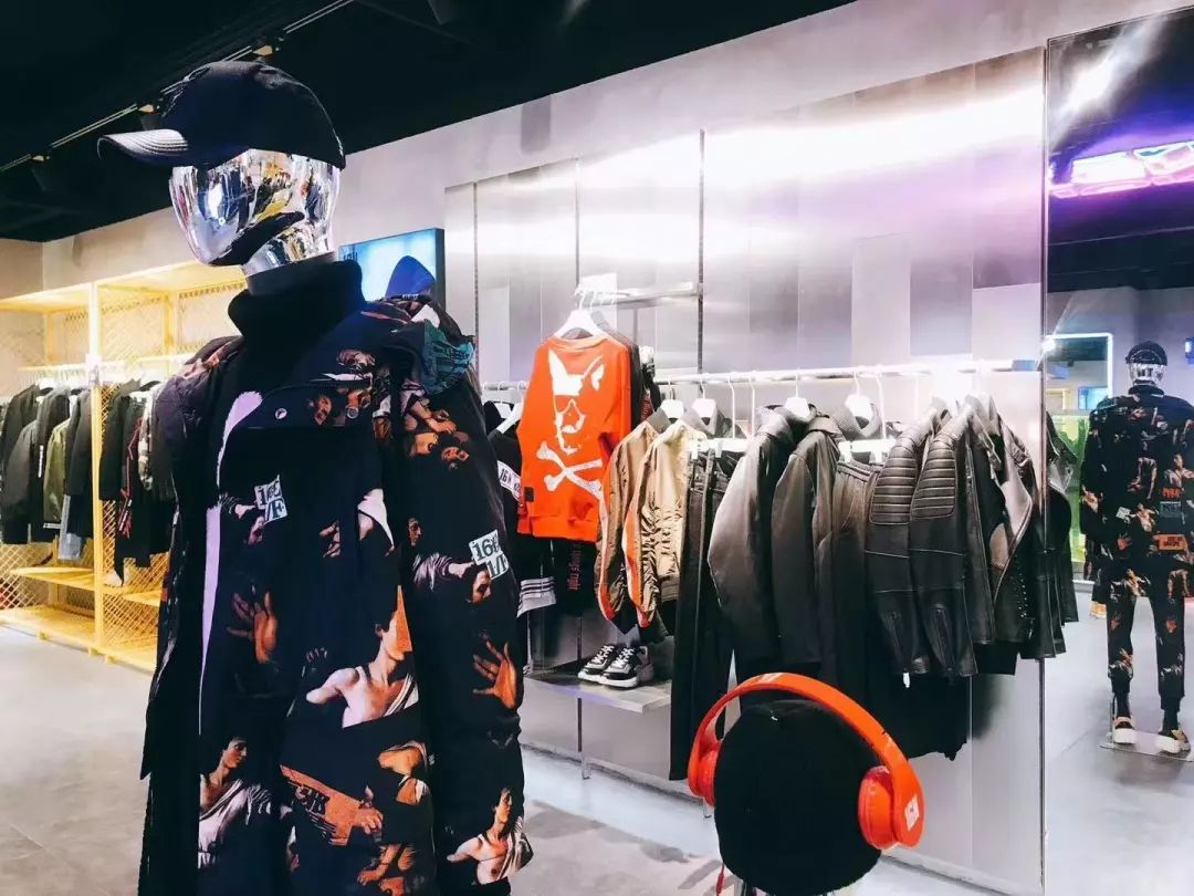 觉得太平鸟、GXG、卡宾不够潮？这个潮流男装可能正对你胃口！