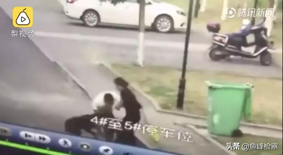 遛狗不牵绳又惹祸！男子遭狗撕咬*体下**被缝30多针……视频触目惊心