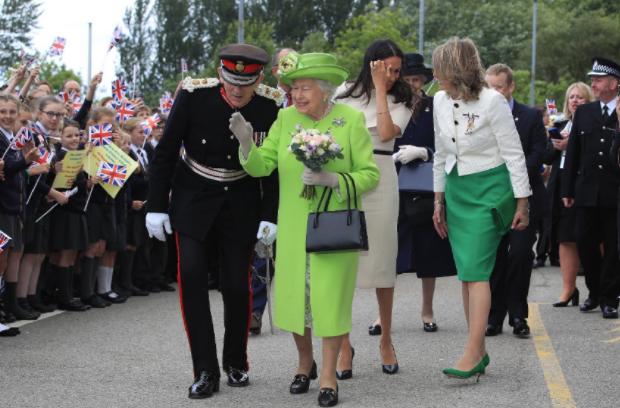 梅根回归王室后首次见女王,梅根出席王室活动不自信