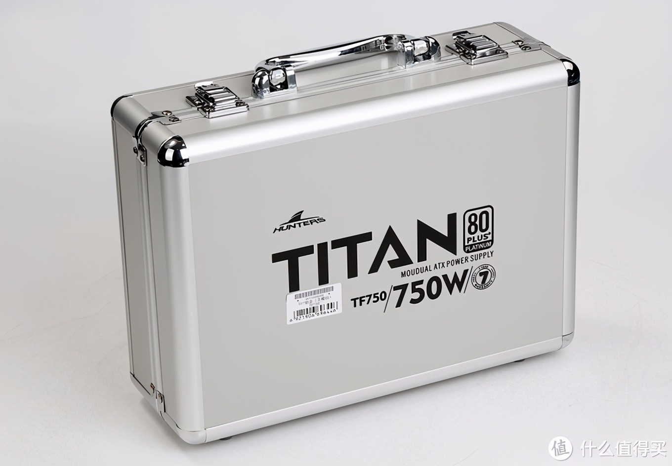 一台可以玩大型游戏的主机,可以拎起来的电脑主机