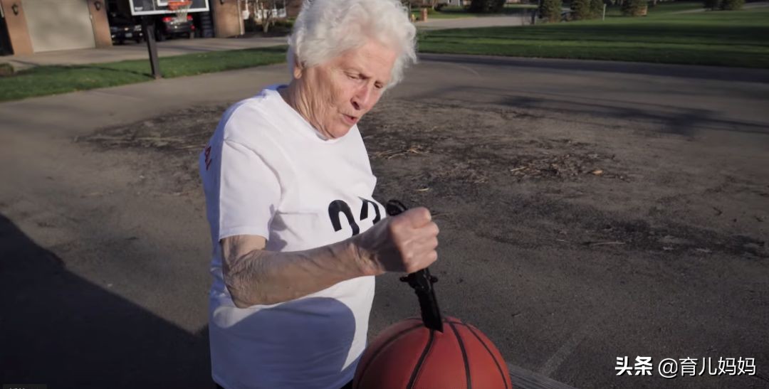 93岁奶奶恶搞27岁孙子一夜爆红！千万网友实力围观：奶奶太坑了！