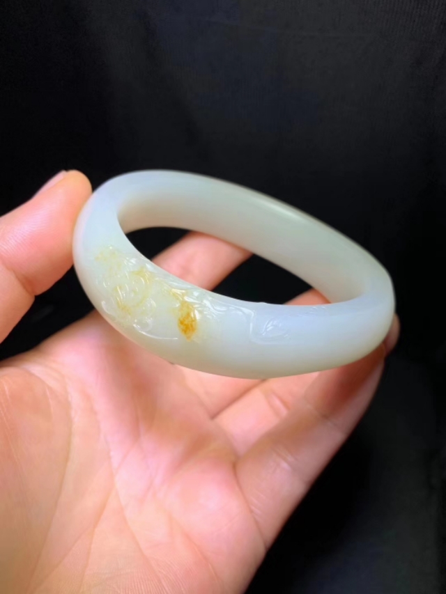 籽料青花手镯有裂,籽料碧玉手镯发干