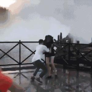 “老婆居然穿这种裤子出门，难怪大家都在看她，太丢脸了！”哈哈