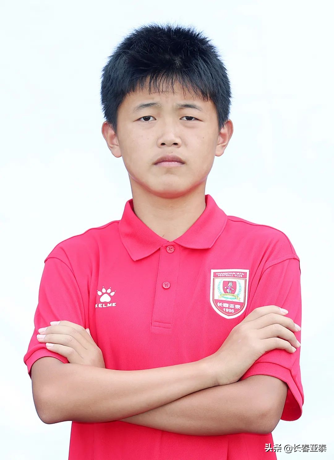 「亚泰青训」看这里！教练客串理发师，拍童子军定妆照