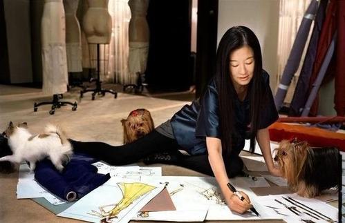 她37岁离婚39岁嫁小8岁男星,她身价过百亿