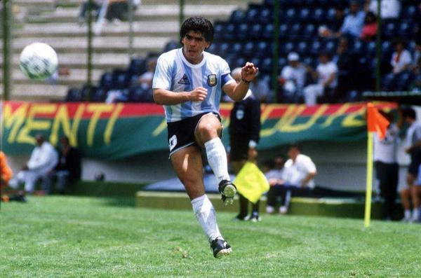 实况足球马拉多纳连续突破过人,实况足球传奇后腰坎比亚索