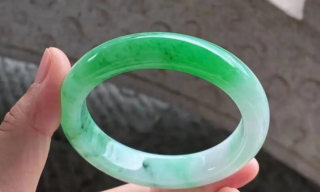 婆婆送的老翡翠手镯,婆婆送百年翡翠手镯