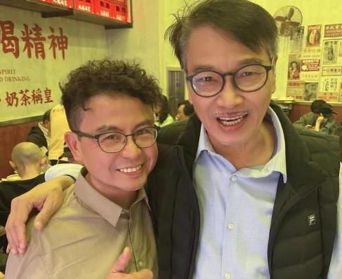 星爷的两位搭档，一人至死未诋毁过他，另一人隔三差五蹭他的热度