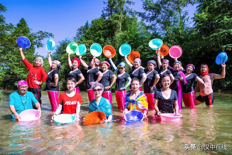 2020汉中水上表演,城固二里泼水