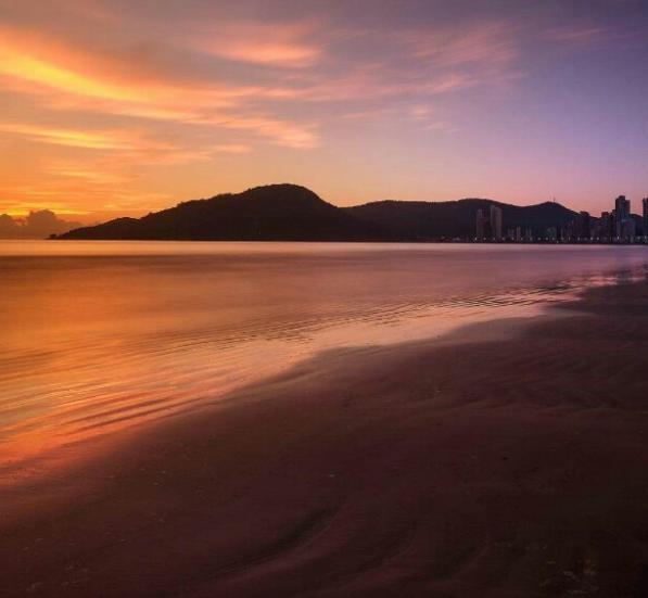 海子25岁自杀后，留下5封遗书，都有写道：我的死，是他俩造成的