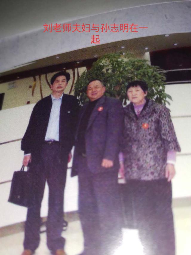 三尺讲台，万丈豪情——记监利名师刘奇平