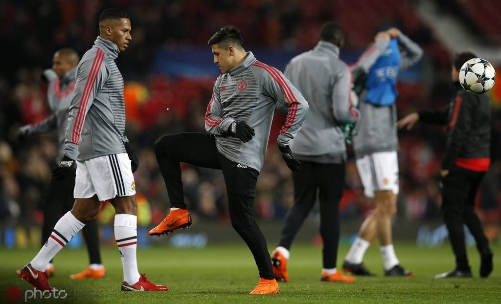 足球比赛球员嘴里吃口香糖,足球运动员比赛时为啥吃口香糖