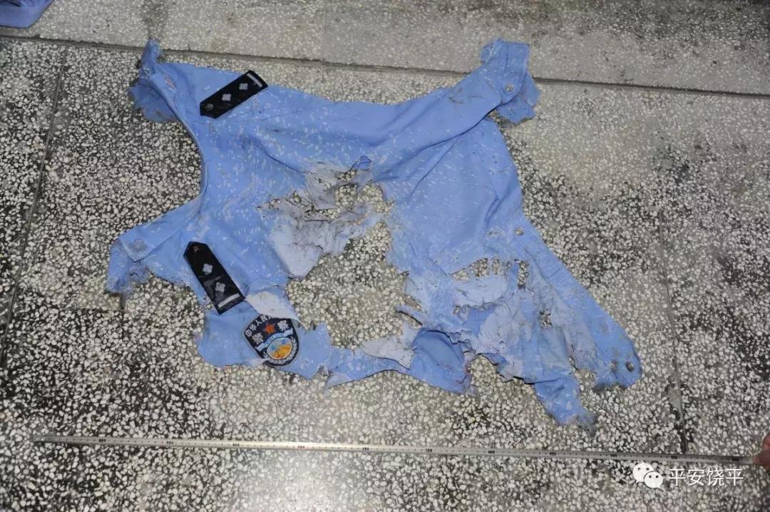 面对泼向人群的硫酸，你英勇扑上前……