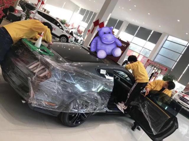 交警提醒：新车贴膜需注意！一旦贴了这2种膜，年检很可能过不了