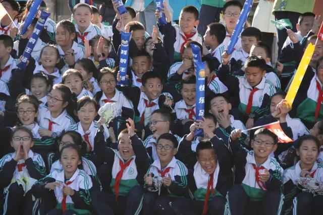 “少年花伞舞，悠扬骏马曲”助威“周末联赛”鄂尔多斯四赛区