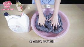 羽绒服表面发霉可以用酒精擦吗,羽绒服放衣柜里会发霉怎么回事