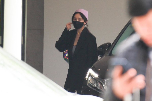 杨幂红丝绒西装机场,杨幂穿红色衣服带绿色耳环