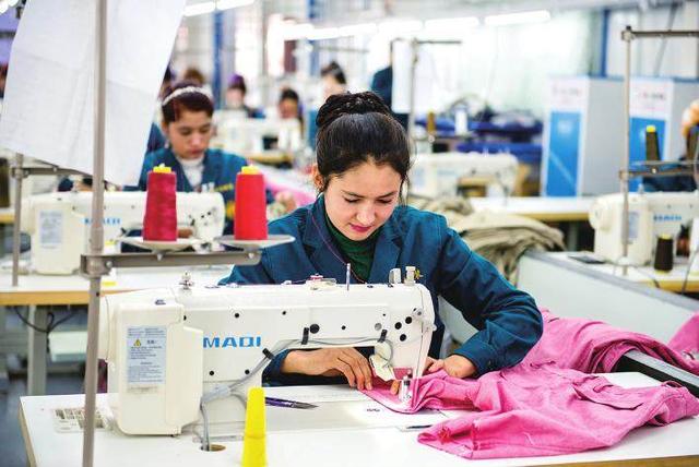 服装厂缝纫工月薪8千,服装厂打工妹工资