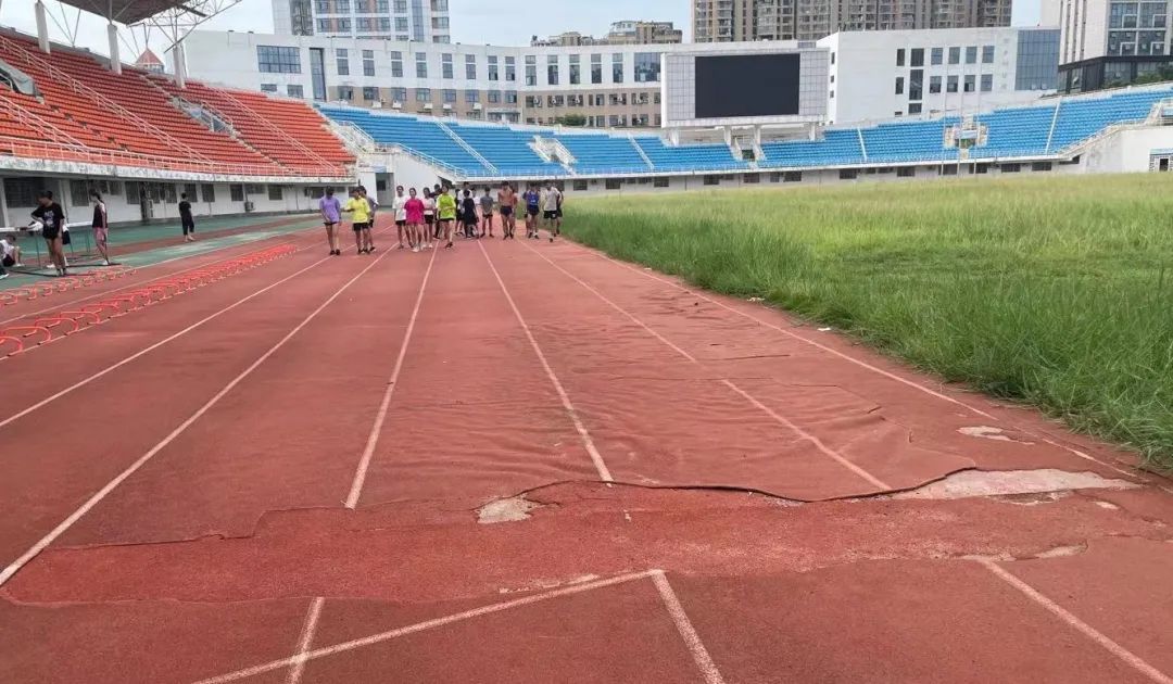 淮安体育中心塑胶跑道老化,赣州市室内足球场