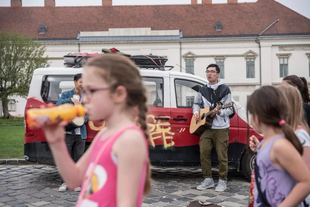 95后开着五菱环游世界,95后开面包车环游世界