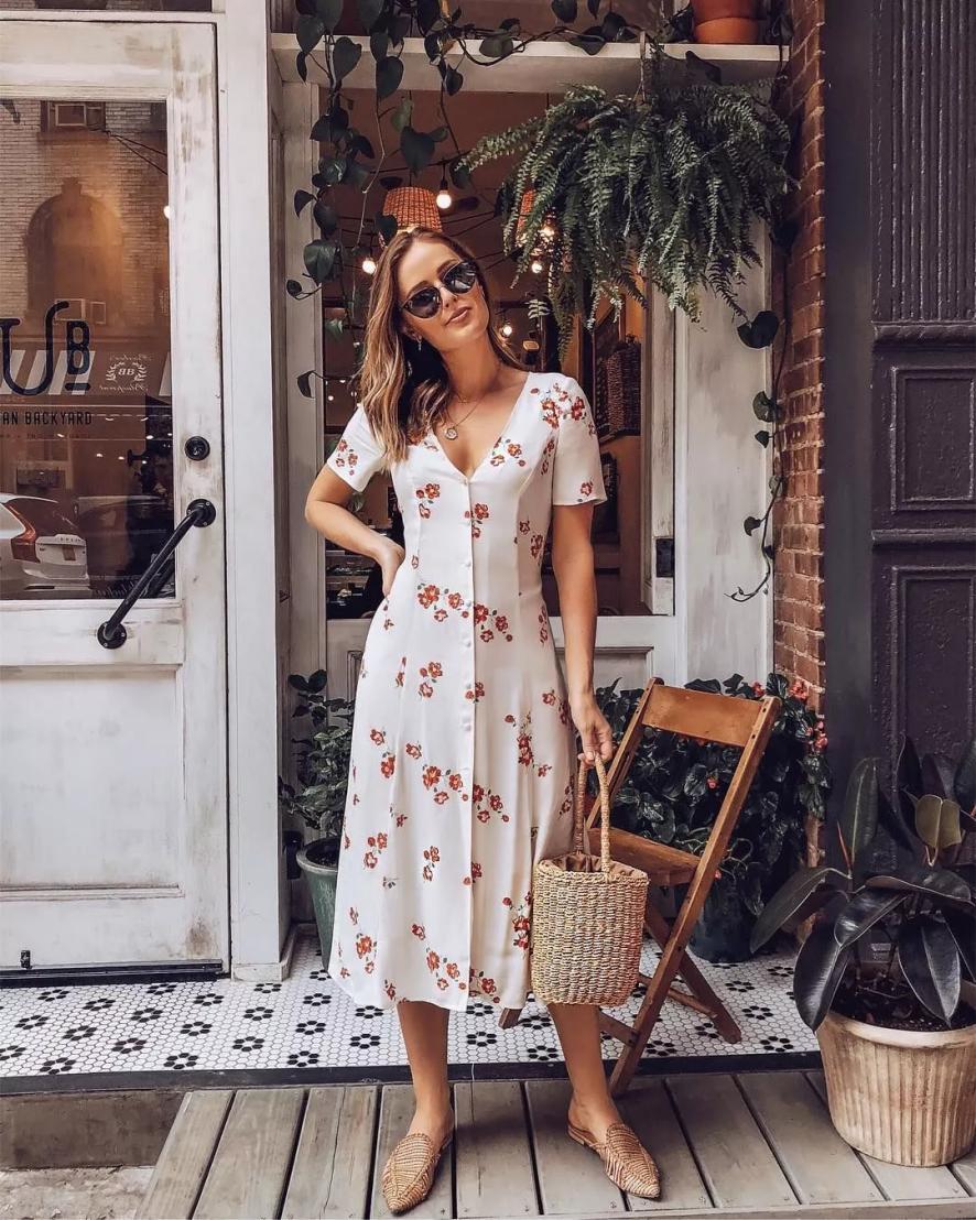 春天必备的粉色系碎花裙来了,春季碎花裙这样穿减龄优雅还高级