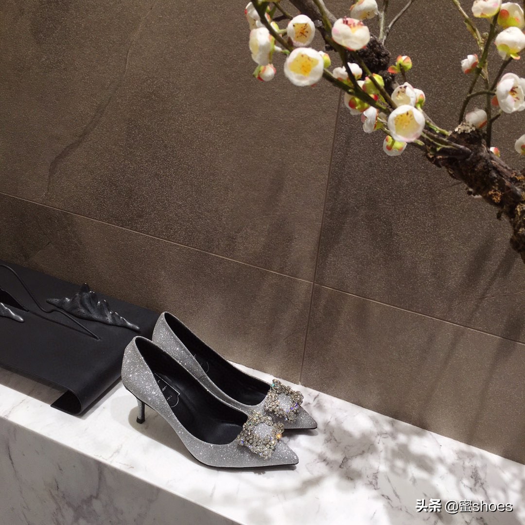 唐嫣同款rv鞋,唐嫣结婚时穿的婚鞋