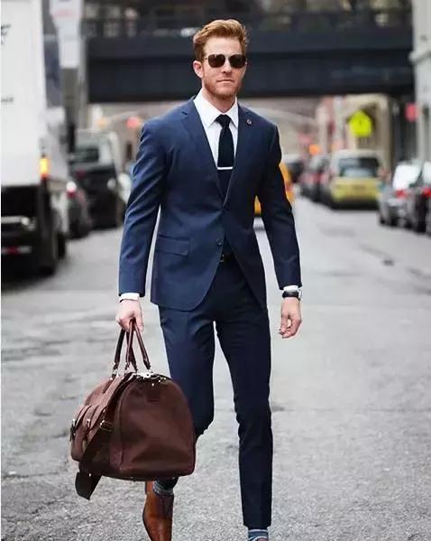 男士包搭配什么衣服好看,男士包包和服装搭配