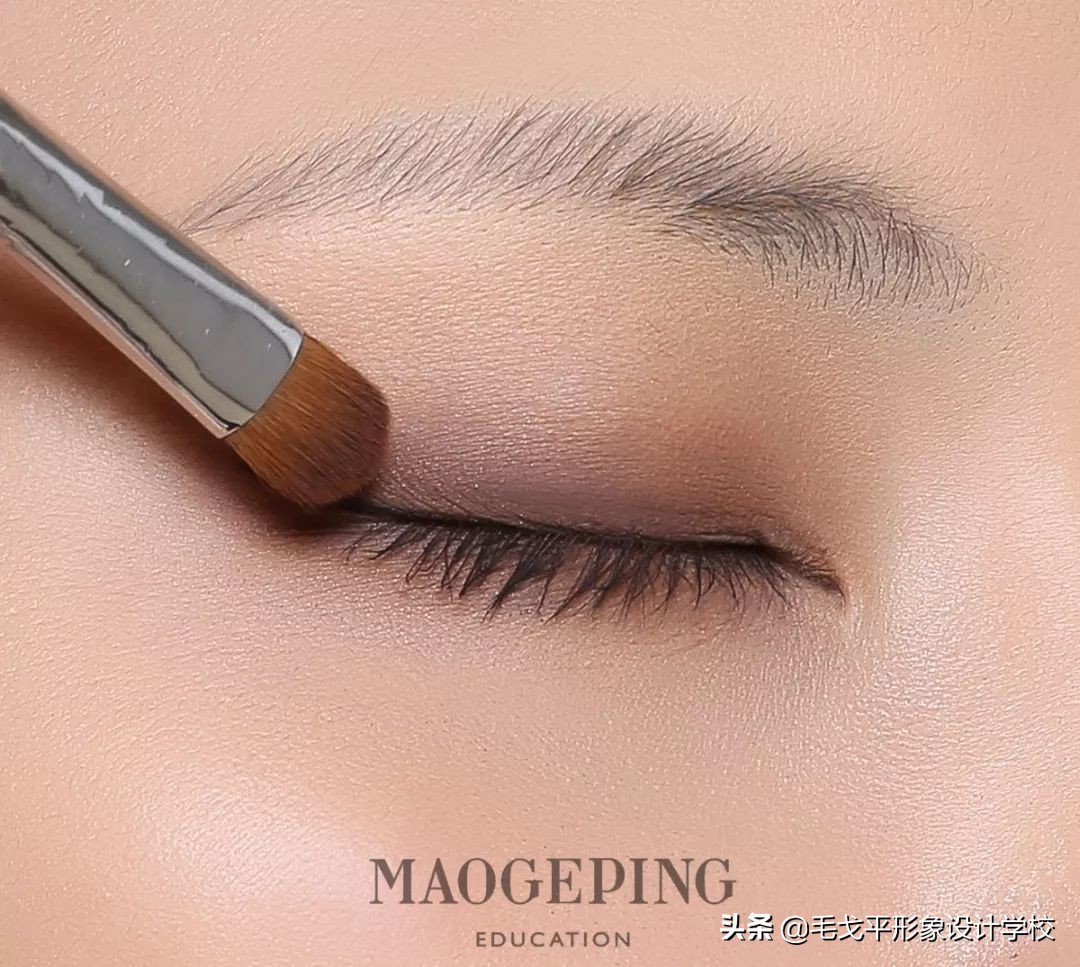 单眼皮不画眼线只画眼影好看吗,为何同样是单眼皮