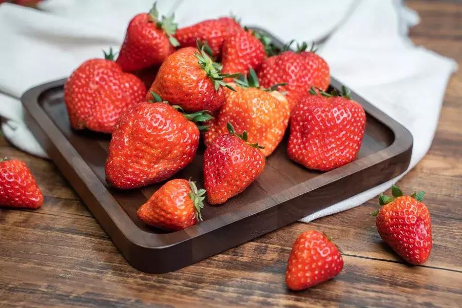 一下子吃了30颗草莓,吃了半斤草莓