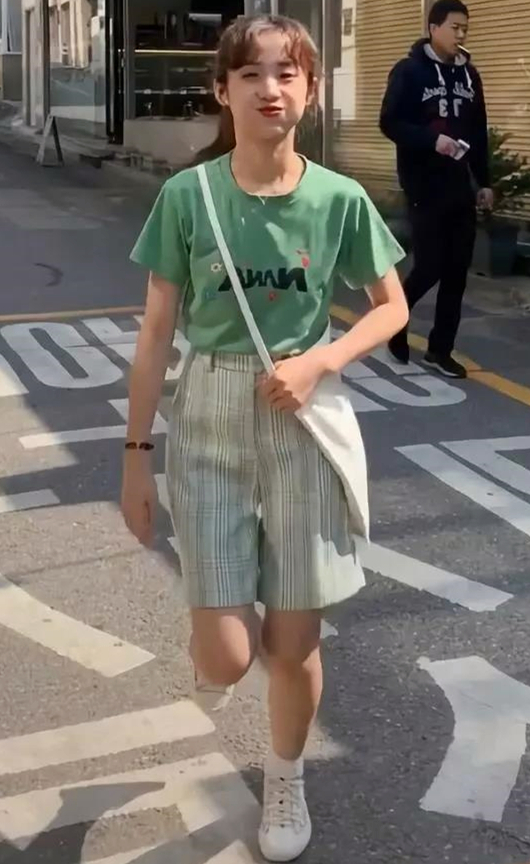 大腿粗就别穿超短裤了，不妨来条五分裤，孙怡乔欣尤其喜欢