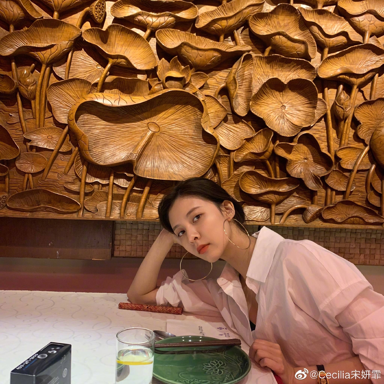 宋妍霏堪称时髦甜酷女孩穿搭范本,宋妍霏短发造型